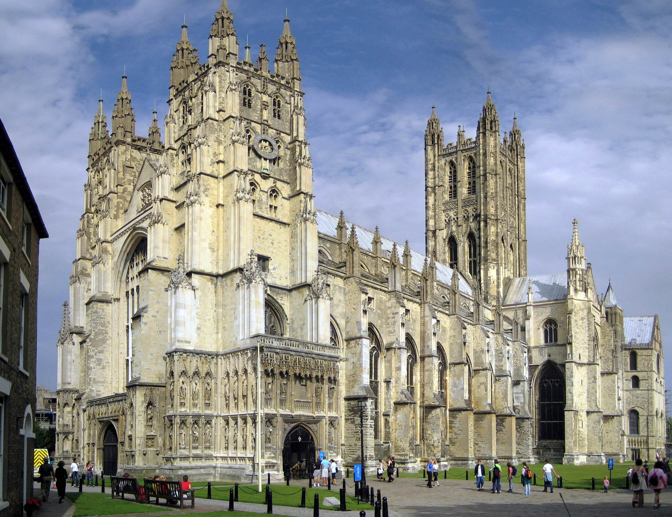 Which royals are buried at Canterbury Cathedral? - Vimarsana News