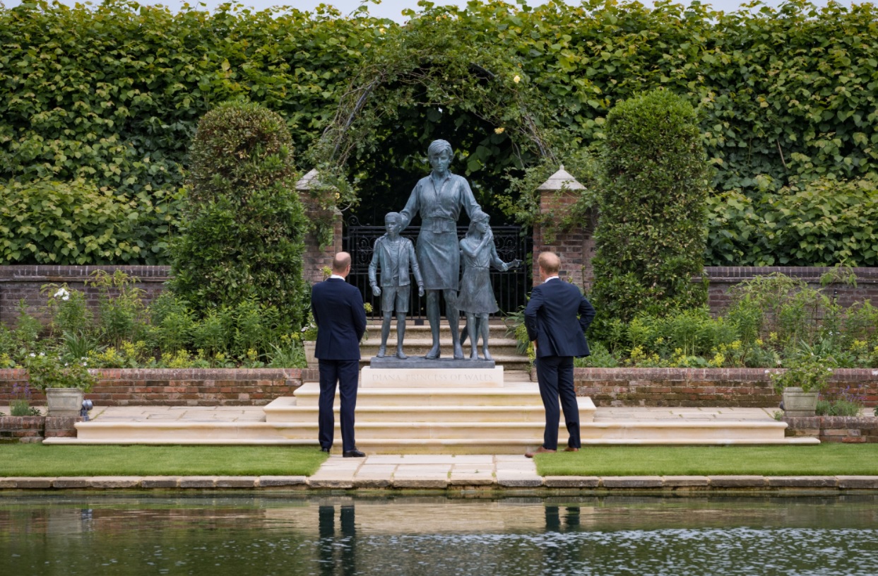 Diana's statue at Kensington Palace revealed - Royal Central