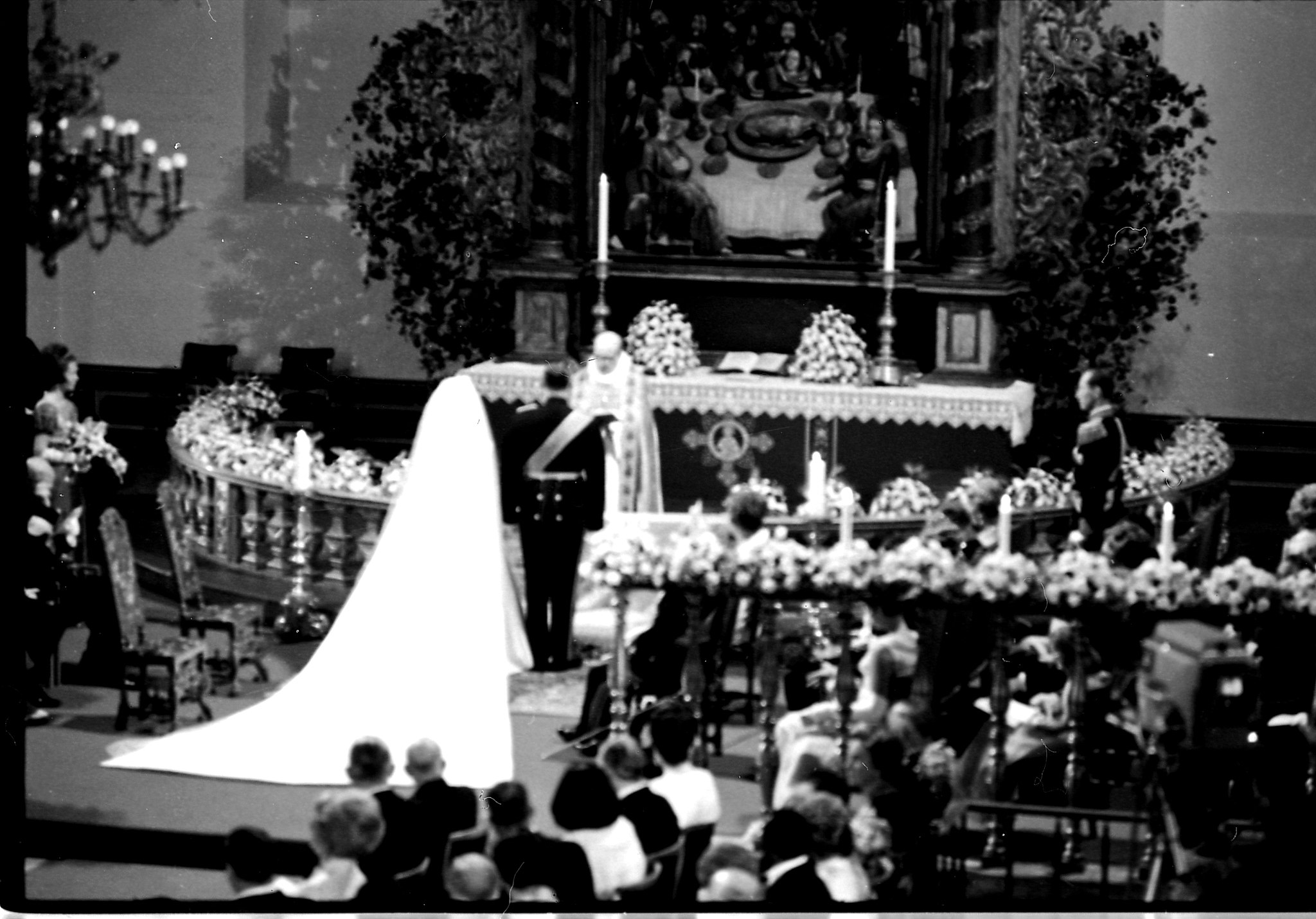The controversial royal bride who went High Street for her wedding dress - Vimarsana News