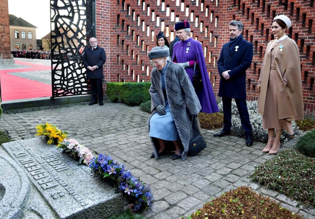 Queen Margrethe's curtsey for her father on the anniversary of his