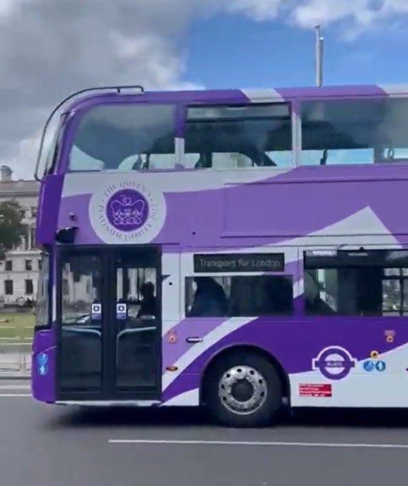 All aboard!  Platinum Jubilee buses take to the roads of London – Royal Central