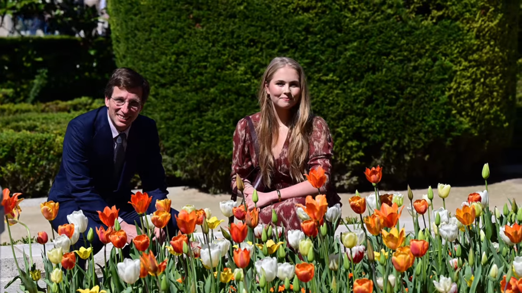 Princess Amalia presents tulips to the city of Madrid.