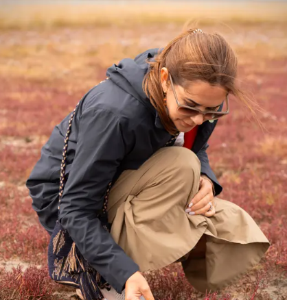 Queen Mary inspects seaweed on the shore