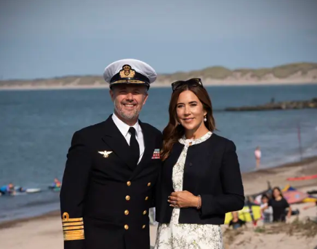 King Frederik and Queen Mary pose at the beach