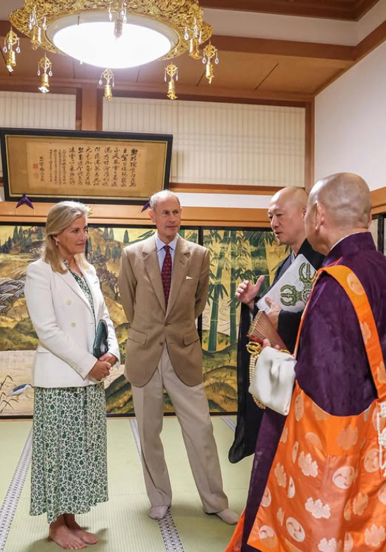 The Duke and Duchess of Edinburgh, in summer clothes, visit a Japanese temple