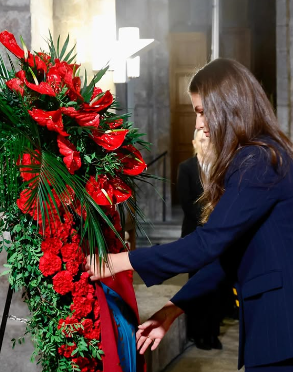 Princess Leonor lays a wreath of red flowers at the crypt where many royals of Navarre are laid to rest