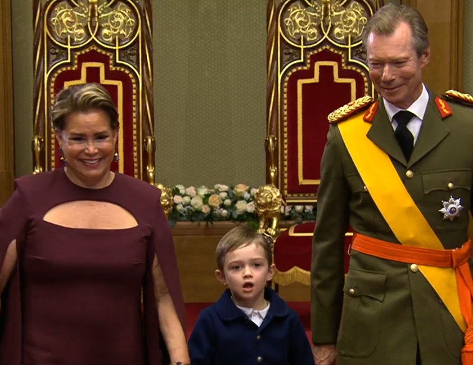 Grand Duke Henri and Grand Duchess Maria Teresa hold hands with Prince Charles in the Chamber of Deputies