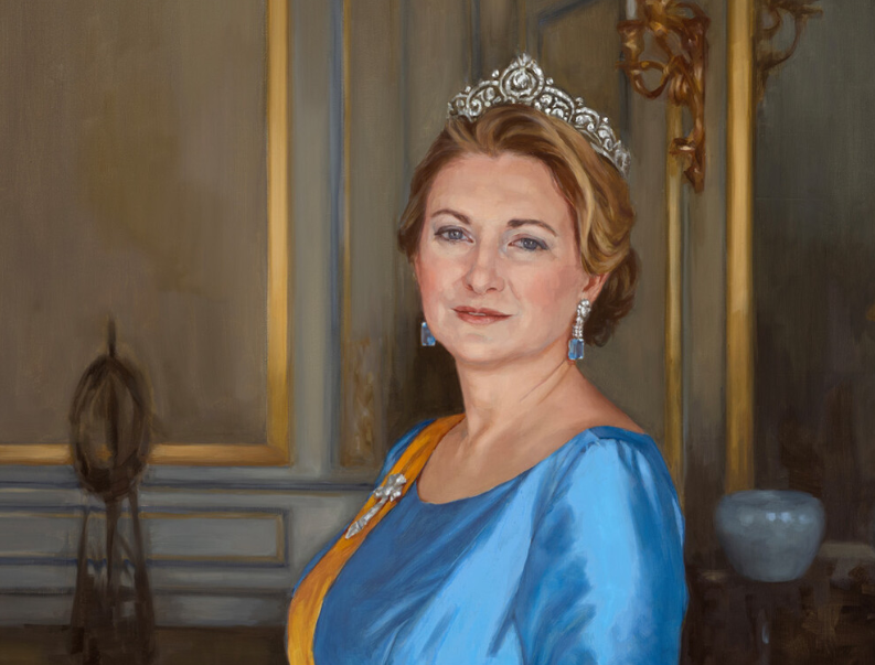 A close up of an official portrait of Grand Duchess Stephanie of Luxembourg in which she wears a blue dress, a diamond tiara and aquamarines