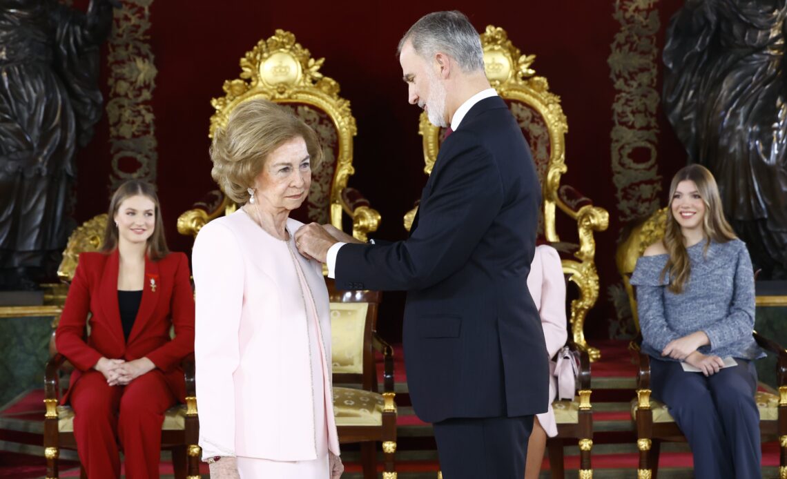 King Felipe presents Queen Sofia with an honour