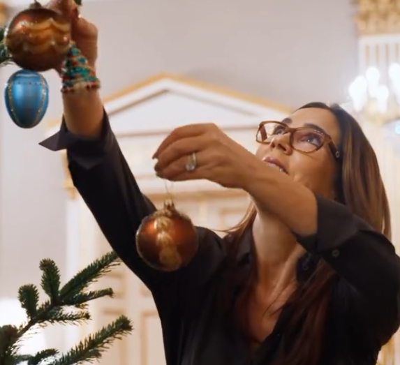 Queen Mary decorates a Christmas tree