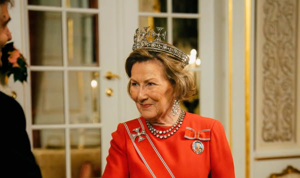 Queen Sonja wears a tiara with three crosses on the top