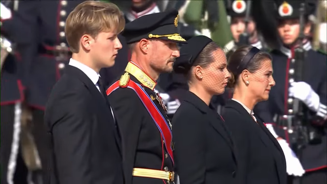 King Haakon leads his family as funeral procession for King Harald begins - Royal Central