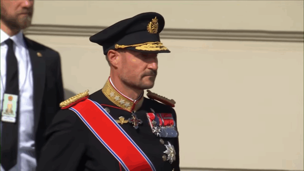 King Haakon salutes King Harald's funeral bier